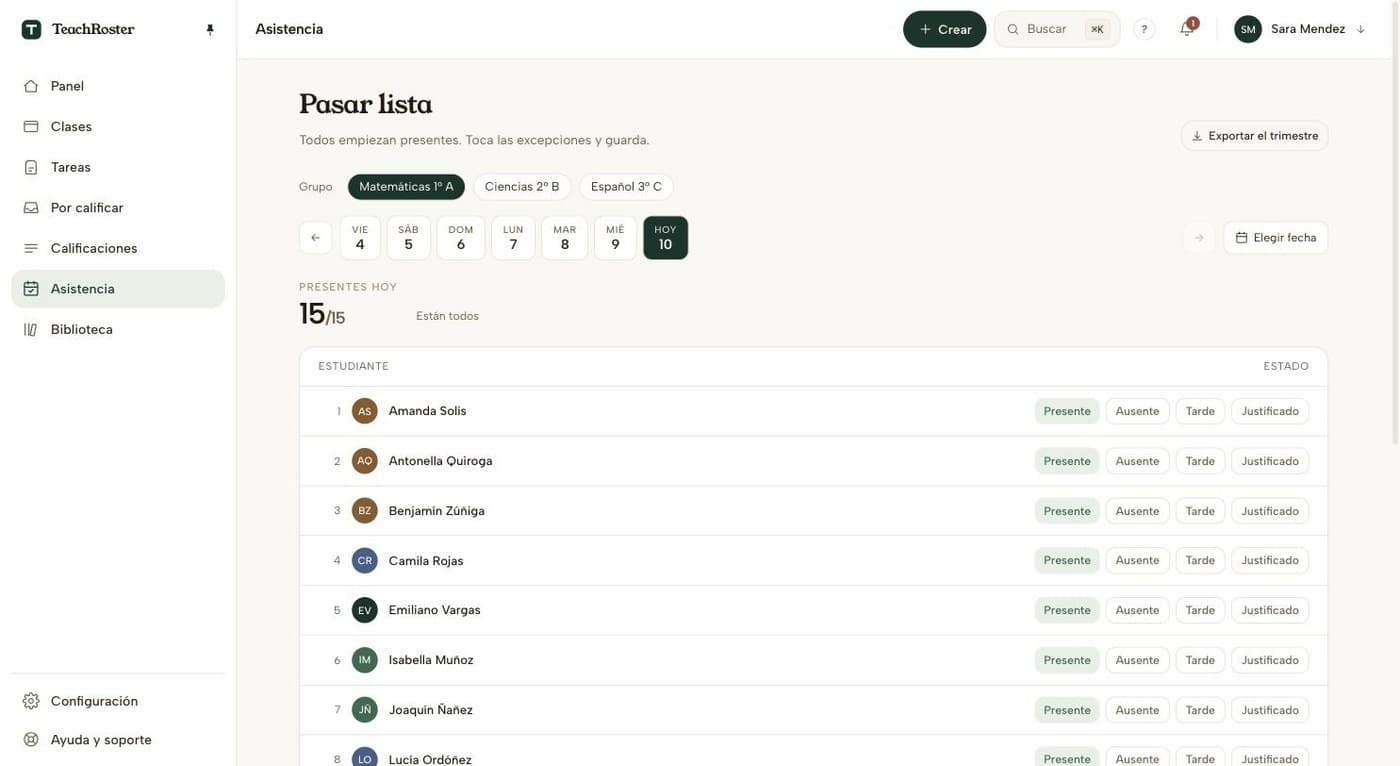 Pase de lista de TeachRoster para Grade 7 Math mostrando 35 de 35 presentes, una semana de pestañas de fechas, y botones de Presente, Ausente, Tarde y Justificado por estudiante con avisos de inasistencia frecuente