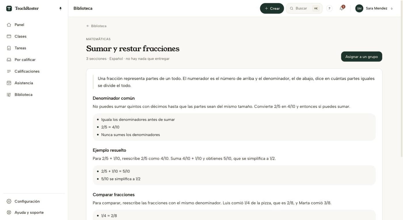 El teléfono de un estudiante mostrando apuntes de TeachRoster titulados Sumar fracciones, escritos en español con títulos y párrafos cortos, dentro de una clase llamada Grade 7 Math